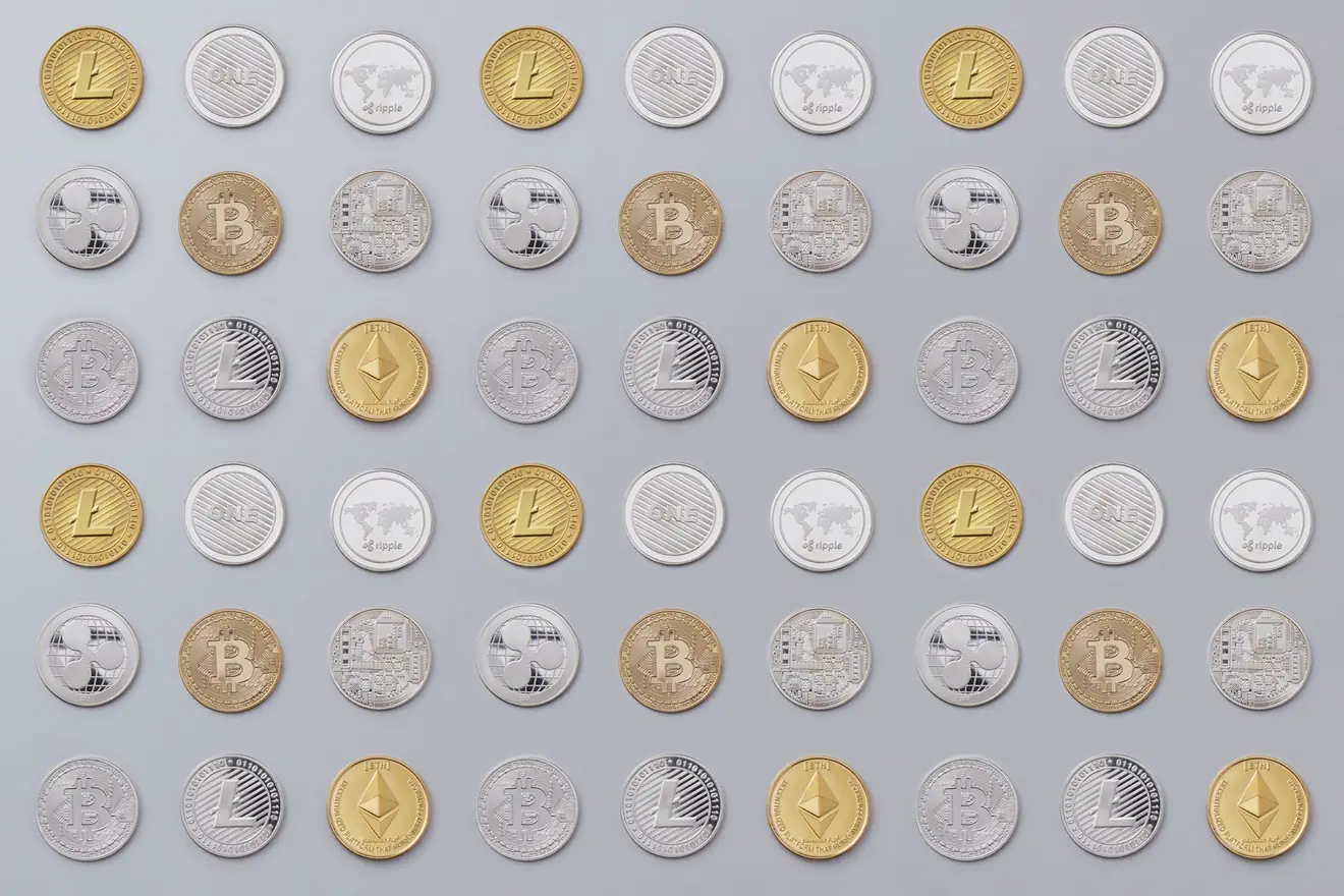 Patrón de monedas de distintas criptomonedas en tonos dorados y plateados.