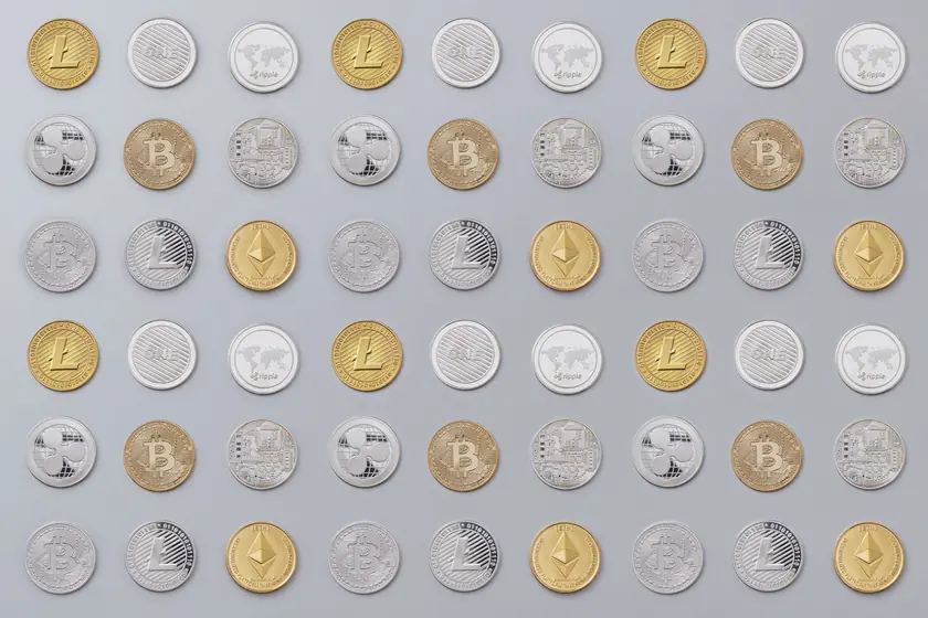 Patrón continuo de monedas de criptomonedas diversas en tonos dorados y plateados.
